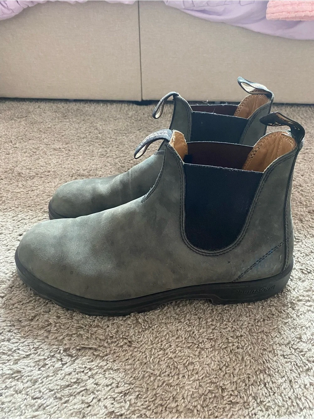 Blundstone Men’s Chelsea Boot. Black/gray color Nubuck leather